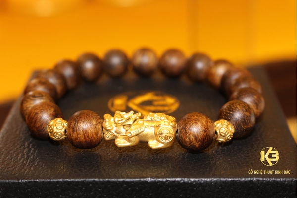 vong-tay-tram-huong-ty-huu-vang-don-tram-huong-indo-40-nam