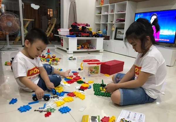 bé chơi đồ chơi thông minh của polesie toys việt nam