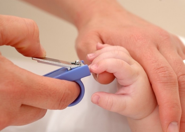 Polesie toys vn khuyên cần cắt móng tay cho bé khi bị rôm sẩy