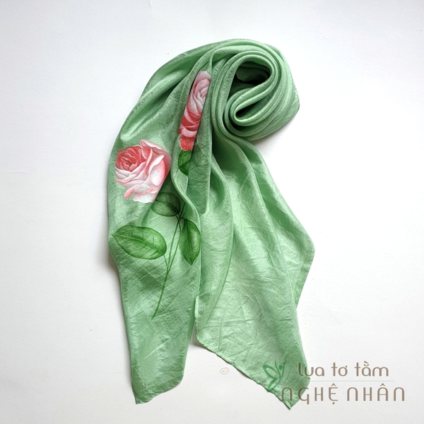 Khăn lụa tơ tằm nền xanh cốm vẽ hoa hồng, chất liệu màu nước nhập khẩu cao cấp, tan màu, giữ được độ mềm mại của khăn.