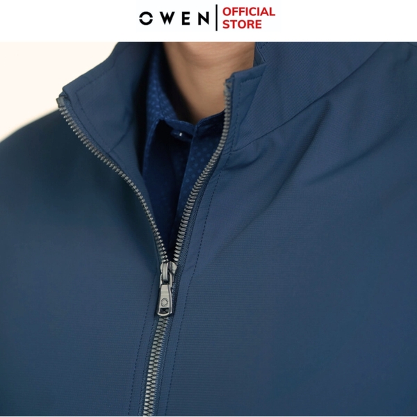 Áo Khoác Jacket Owen JK241474 màu xanh đậm dáng regular fit, cổ cao 3 phân, khóa kéo, tay và gấu bo chun chất liệu polyester