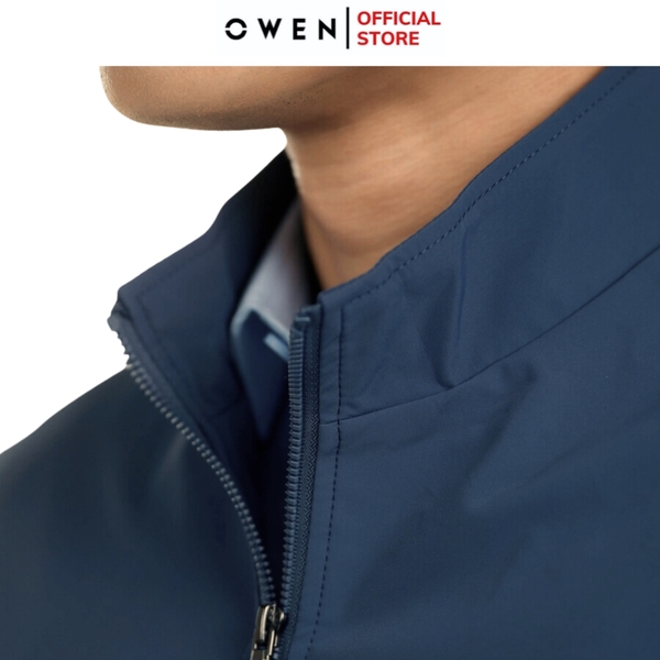 Áo Khoác Jacket Owen JK241476 màu xanh đậm dáng regular fit, cổ cao 3 phân, khóa kéo, tay và gấu bo chun chất liệu polyester
