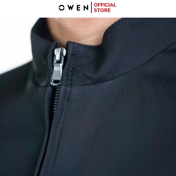 Áo Khoác Jacket Owen JK241486 màu đen dáng regular fit, cổ cao 3 phân, khóa kéo, tay và gấu bo chun chất liệu polyester