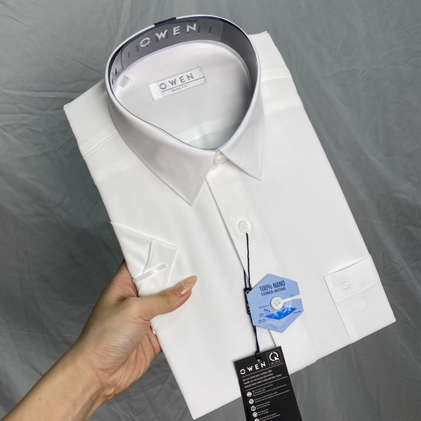 Áo Sơ Mi Nam Tay Ngắn Owen AB230320NT (AB250303NT) màu trắng dáng body fit tà bằng có túi vải nano