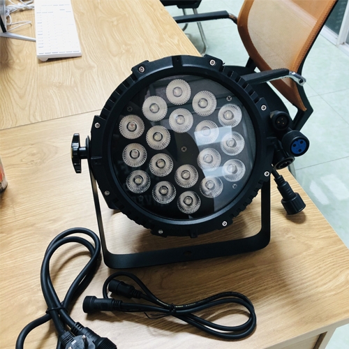 den-par-led-18-bong-x-15w-ngoai-troi