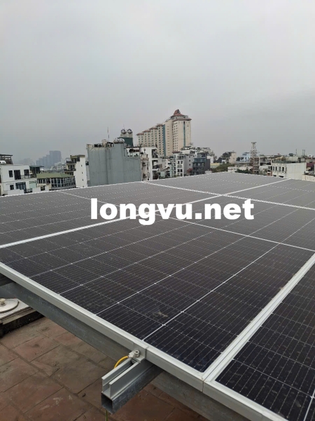 tấm pin hệ thống điện mặt trời 50kw trên mái nhà