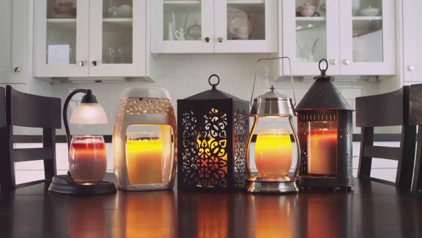 Đèn đốt nến vừa giúp hương thơm lan tỏa vừa là vật trang trí lý tưởng cho căn phòng của bạn.