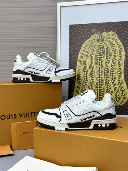 Giày sneaker Louis Vuitton Trainer Trắng Nâu vân dập chìm monogram new 2024 Like Auth on web fullbox bill thẻ phụ kiện