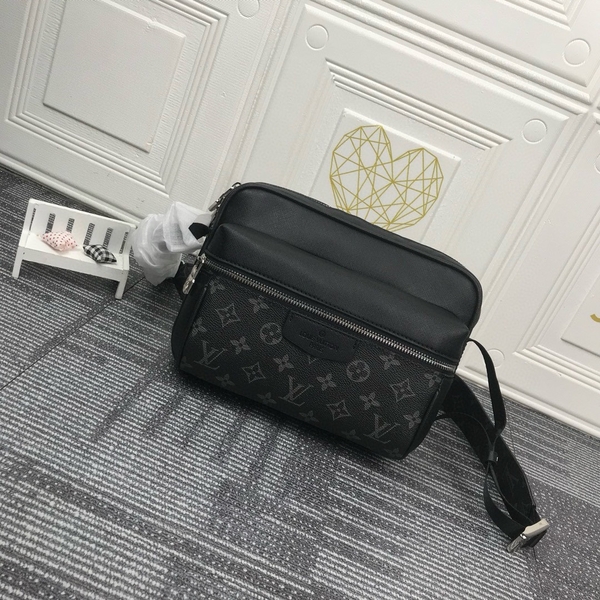 Túi đeo chéo Louis Vuitton Black Taiga Outdoor Messenger PM 2 tầng Đen Like Auth on web fullbox bill thẻ