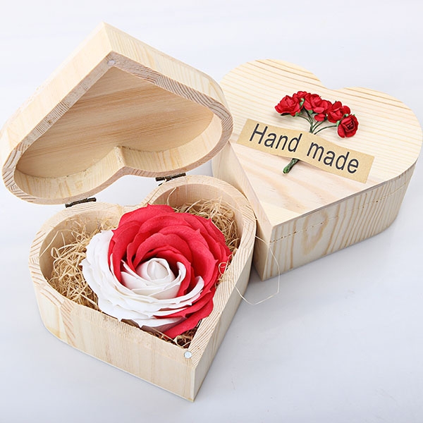Hoa hồng sáp hộp gỗ trái tim