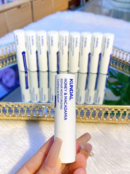 Son dưỡng môi giúp dưỡng ẩm, phục hồi Kundal Honey & Macadamia Repair Moisturizing Cooling Lip Balm