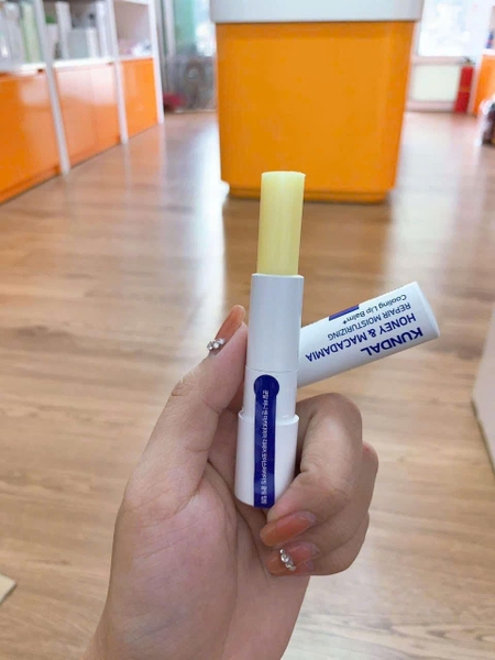 Son dưỡng môi giúp dưỡng ẩm, phục hồi Kundal Honey & Macadamia Repair Moisturizing Cooling Lip Balm