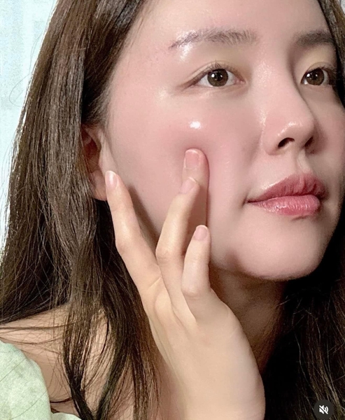 Kem Dưỡng Ẩm Phục Hồi Chiết Xuất Keo Ong CNP Propolis Ampule Oil in Cream 50g