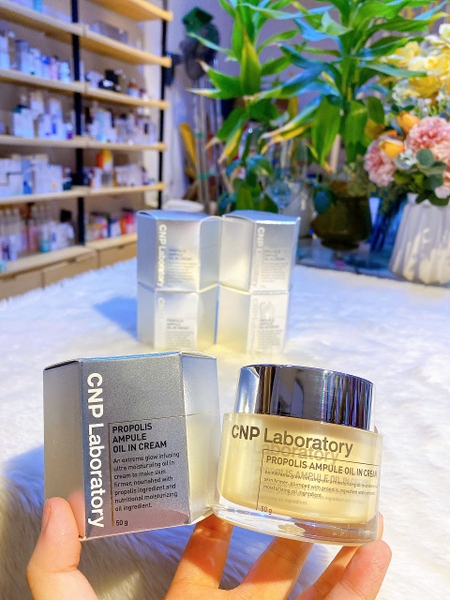Kem Dưỡng Ẩm Phục Hồi Chiết Xuất Keo Ong CNP Propolis Ampule Oil in Cream 50g