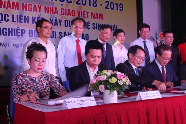 Hội thảo liên kết, xây dựng hệ sinh thái khởi nghiệp đổi mới sáng tạo và Ký kết hợp tác giữa Mỹ Phẩm Cẩm Tú và Trường Cao đẳng nghề Công nghệ cao Hà Nội (HHT)