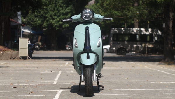 xe máy điện Vespa xanh ngọc