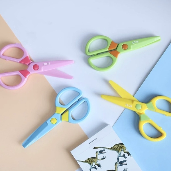 Kéo Plus 200-V022/ 200-V023/200-V024/ 200-V025 12.5cm lưỡi nhựa (10)