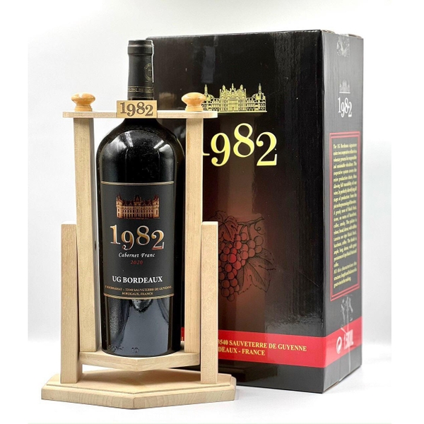 Rượu vang 1982 1500ml + kệ gỗ