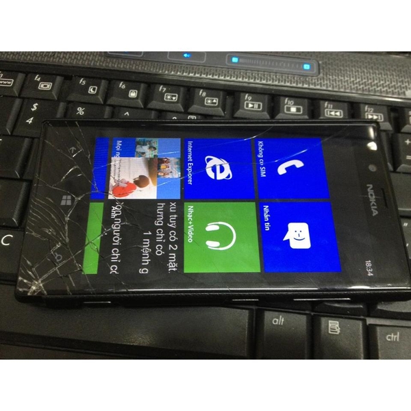 dich-vu-ep-kinh-thay-cam-ung-thay-man-hinh-nokia-lumia-720