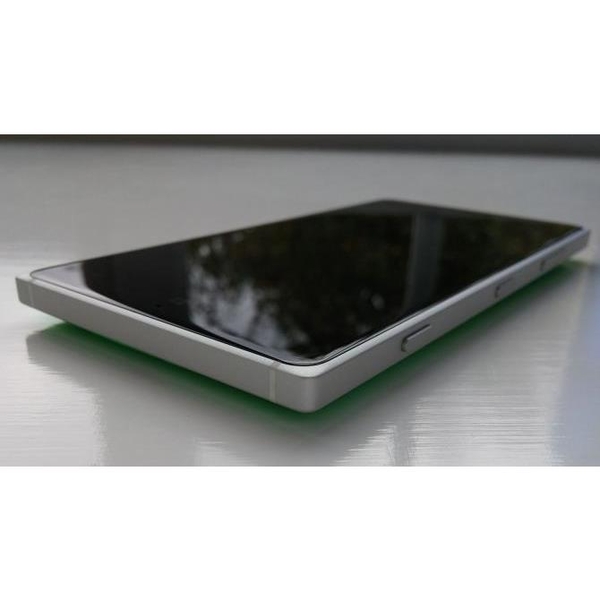 dich-vu-ep-kinh-thay-cam-ung-thay-man-hinh-nokia-lumia-830