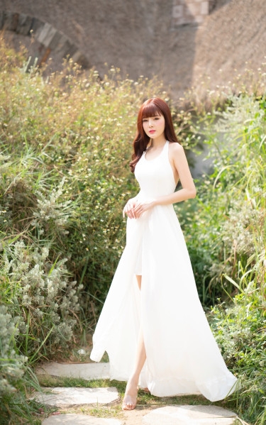  Đầm Maxi Trắng Hở Lưng Cổ Yếm Chân Bèo DT729