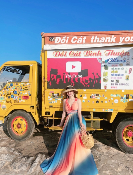 Đầm Maxi Yếm Loang Cam Vàng Xanh Dây Dài DM143