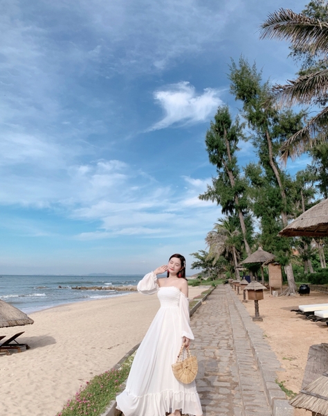 Đầm Maxi Trắng Bệt Vai Tay Dài Bèo Chân DT443