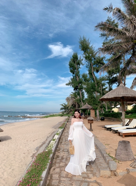 Đầm Maxi Trắng Bệt Vai Tay Dài Bèo Chân DT443