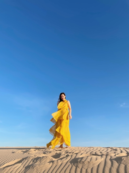 Đầm Maxi Yếm Vàng Tầng Hoa Ngực DM325