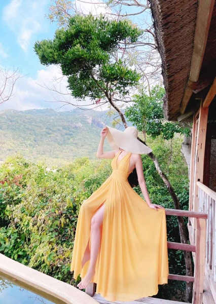 Đầm Maxi Dập Ly Eo Ngực Xẻ Tà Vàng DM801