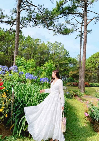 Đầm Maxi Ren Tay Dài Hàng Ngọc Giữa Trắng DT730