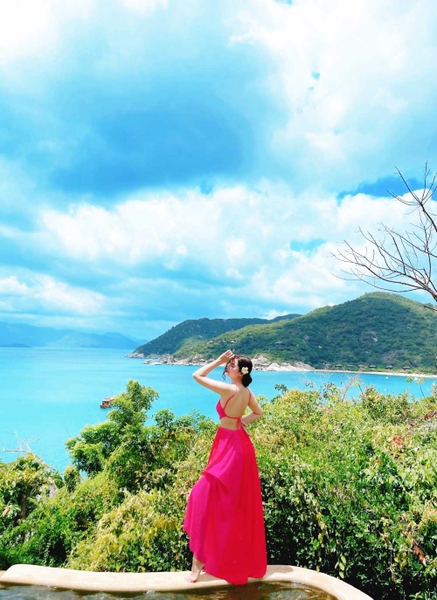 Đầm Maxi Yếm Hở Bụng Hồng DM150