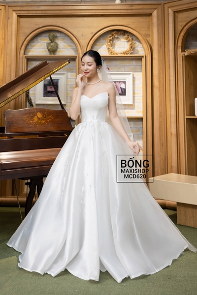 Váy cưới Organza cup ngực trắng điểm lông vũ MCD620