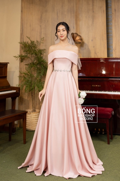 Váy cưới phi nhật trễ vai ngang hồng đai eo hoa đá MCD392H