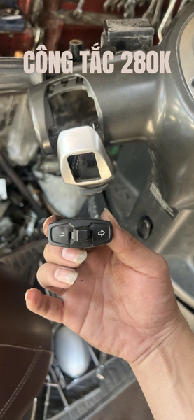 nut-cong-tac-xi-nhan-den-coi-peugeot-django