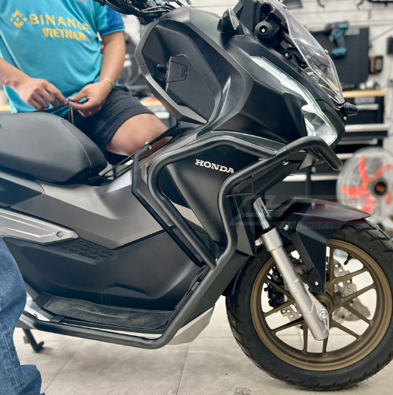 khung-chong-do-honda-adv-160-bao-ve-dan-ao-len-dang-cung-cap