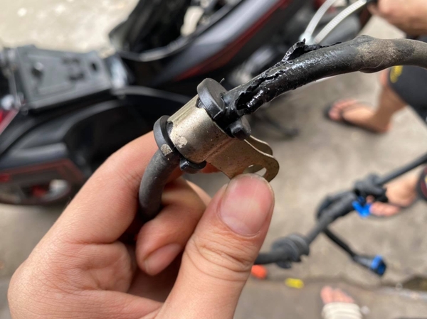 thay-day-xang-ong-xang-xe-may-honda-fi-da-nang