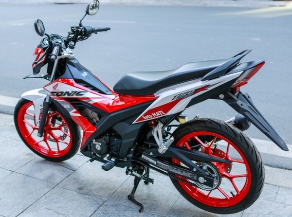 thay-dan-nhua-xe-honda-sonic-bi-tai-nan-tai-da-nang-bao-gia-quy-trinh