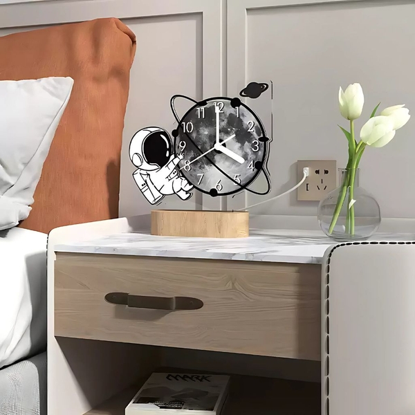 Đồng hồ để bàn phi hành gia CL097 trang trí với đèn Led