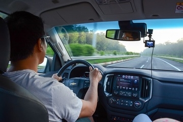 Nên thuê tài xế lái xe qua các công ty dịch vụ hay tự thuê?