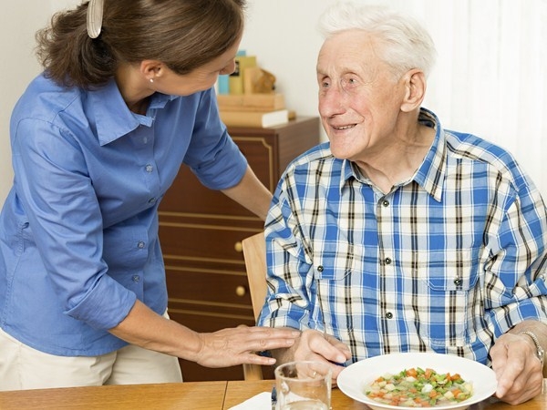 Dịch vụ giúp việc chăm người già tại Hà Nội