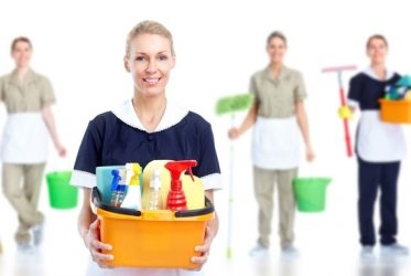 Nên tìm người giúp việc già hay trẻ?