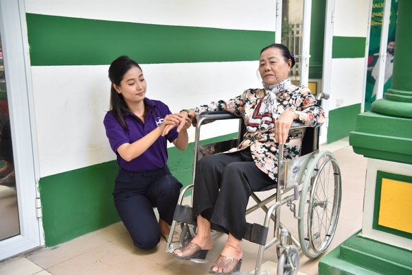 Cung ứng dịch vụ thuê giúp việc trông người già tại nhà uy tín chuyên nghiệp