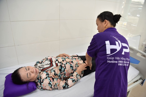 Bật mí cách tìm giúp việc chăm người già tại Hà Nội