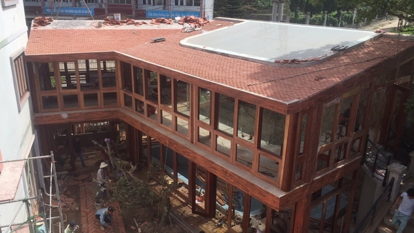Lan can kính, mái kính, cửa kính vân gỗ Biệt Thự