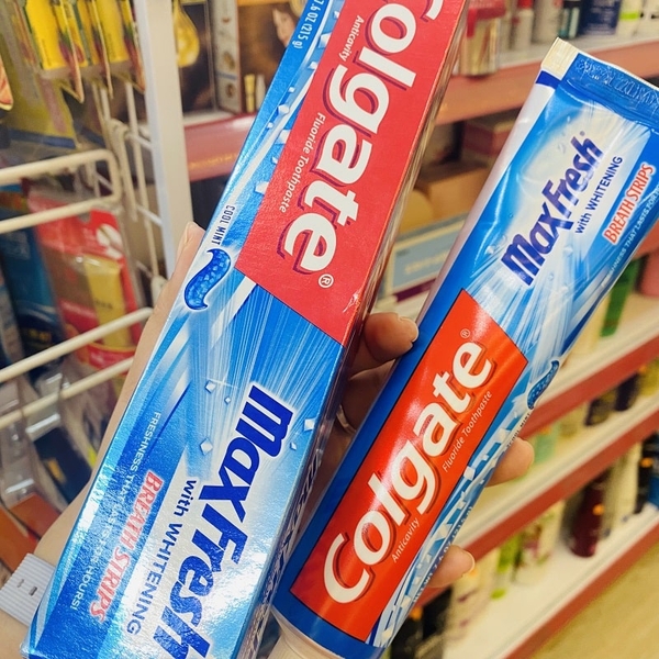 KEM ĐÁNH RĂNG COLGATE MAXFRESH WITH WHITENING BREATH STRIPS - 215G ...