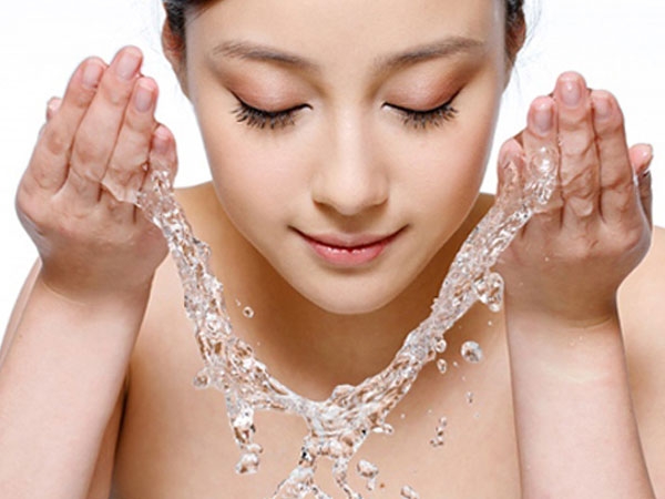 DÙNG NƯỚC HOA HỒNG XONG CÓ PHẢI RỬA MẶT KHÔNG?