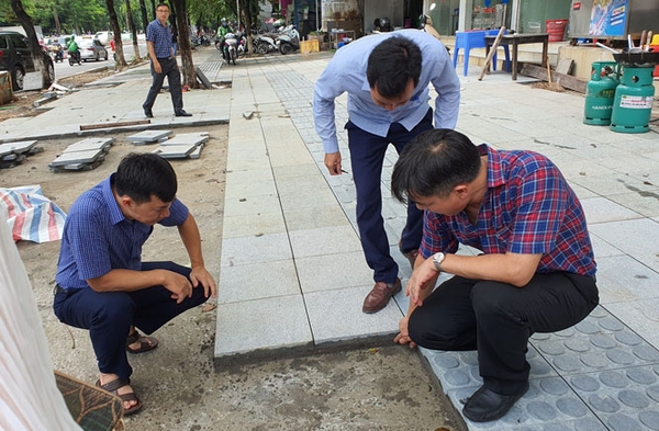 Hà Nội ban hành yêu cầu bảo đảm chất lượng thi công lát đá vỉa hè