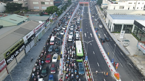 Ngày đầu thông xe, hầm chui Lê Văn Lương đã xảy ra ùn tắc