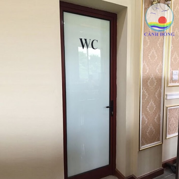 Decal dán cửa chữ WC gương Acrylic đen bóng chữ cao 10 cm sang trọng